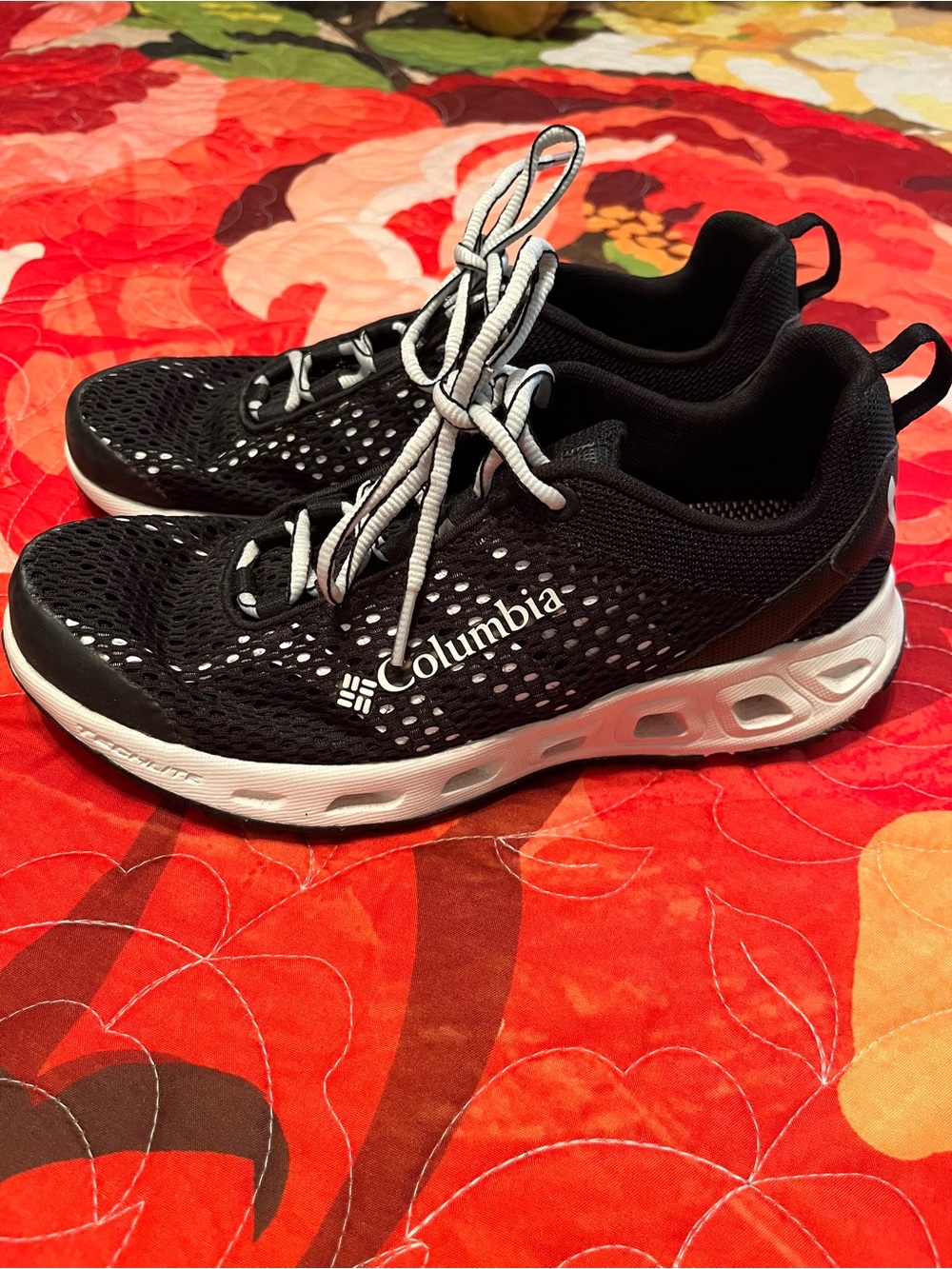 Like new Columbia womens Black and White Athletic Sneakers 7.5